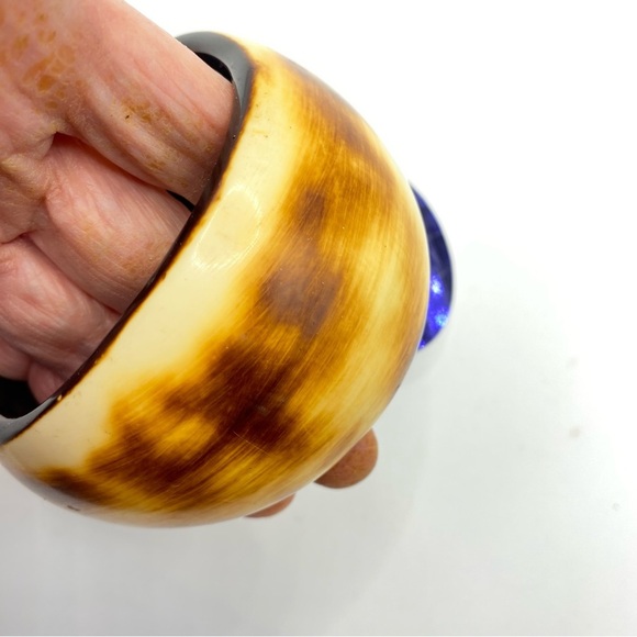 Abstract Cream Brown Distressed Lucite Bangle Bracelet - Picture 2 of 7